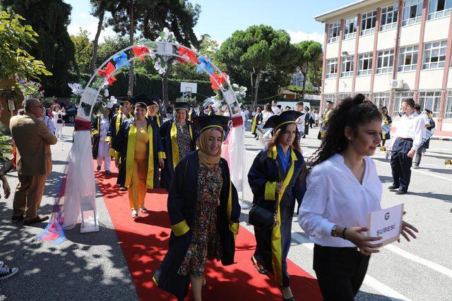 Eski mezunlar yıllar sonra buluşup, kep attı