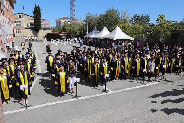 Eski mezunlar yıllar sonra buluşup, kep attı