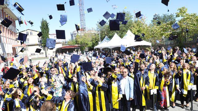 Eski mezunlar yıllar sonra buluşup, kep attı