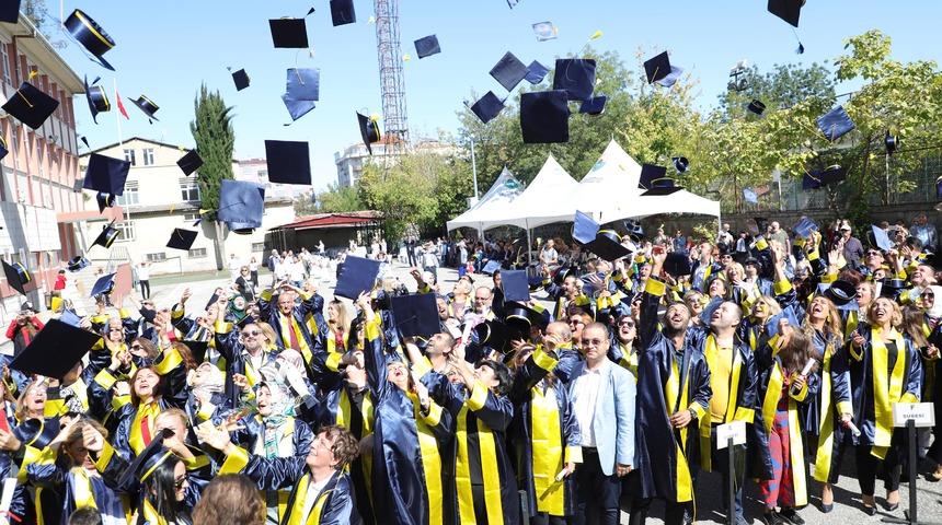 Eski mezunlar yıllar sonra buluşup, kep attı