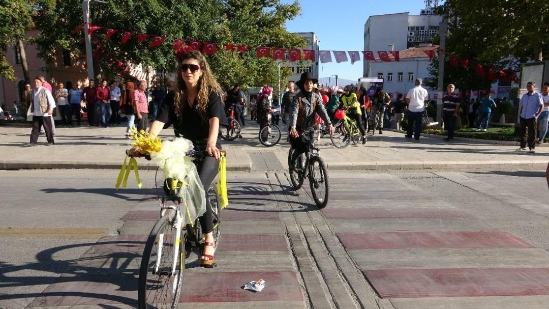 Elazığ&rsquo;da s&uuml;sl&uuml; kadınlar bisiklet turu