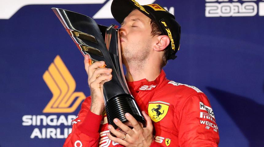 Singapur'da kazanan Sebastian Vettel
