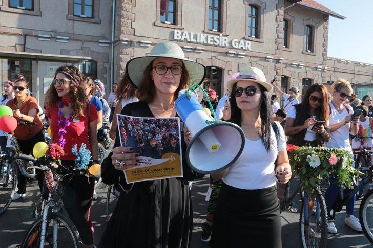 Süslü Kadınlar bisikletle şehir turu attı G3