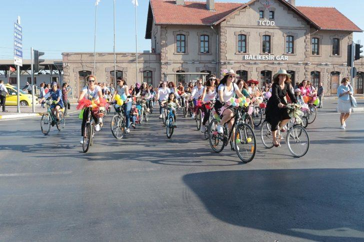 Süslü Kadınlar bisikletle şehir turu attı G4