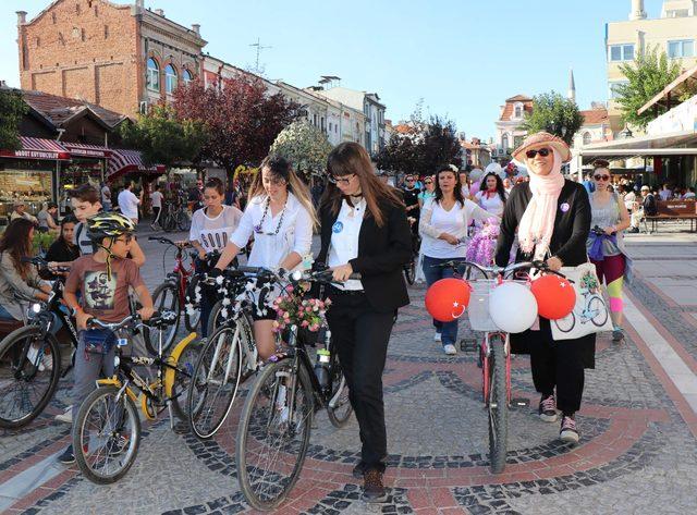 Edirne'de 'Süslü Kadınlar Bisiklet Turu' gerçekleştirildi