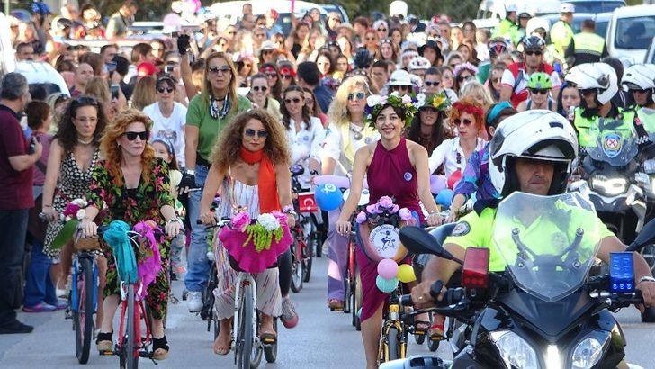 Süslü kadınlar çevre için pedal çevirdi G1