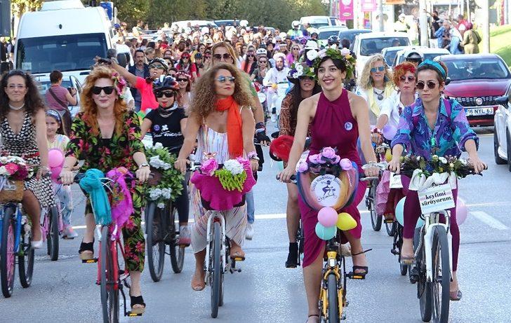 Süslü kadınlar çevre için pedal çevirdi G2