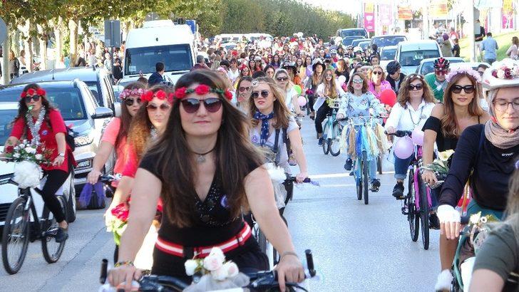 Süslü kadınlar çevre için pedal çevirdi G3