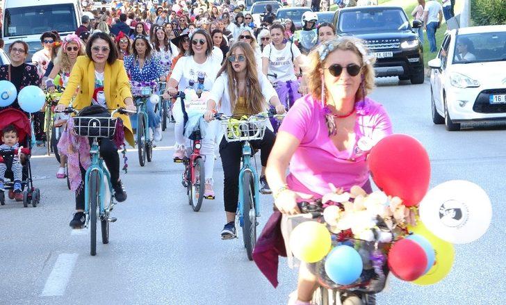 Süslü kadınlar çevre için pedal çevirdi G4