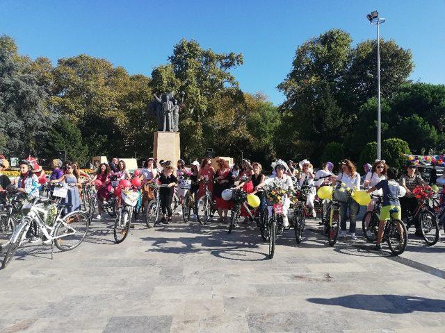 Kadınlar süslenip bisiklet turuna katıldı