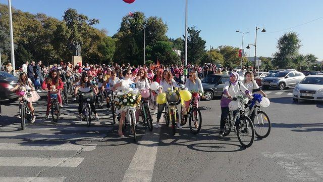 Kadınlar süslenip bisiklet turuna katıldı