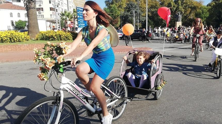 Kadınlar süslenip bisiklet turuna katıldı