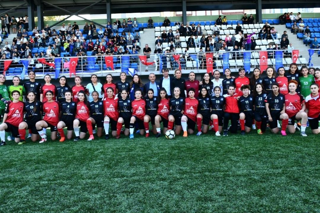 K&uuml;&ccedil;&uuml;k&ccedil;ekmece&rsquo;de kadınlar Seher Hudayari i&ccedil;in sahaya &ccedil;ıktı