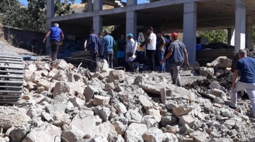 Üzerine güneş enerjisi paneli düşen işçi yaralandı