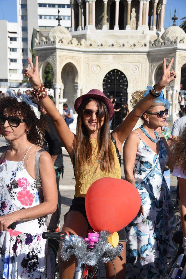 İzmir'de 'Süslü Kadınlar Bisiklet Turu'nda pedallar özgürlük için çevrildi