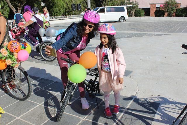 'Süslü kadınlar', otomobilsiz kentler için pedal çevirdi