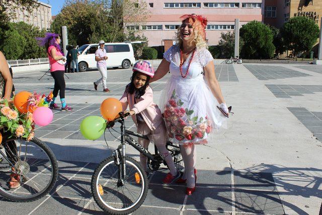 'Süslü kadınlar', otomobilsiz kentler için pedal çevirdi