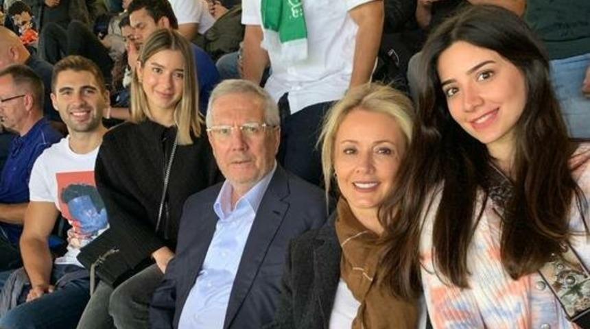 Aziz Yıldırım, Chelsea-Liverpool maçını tribünden izledi