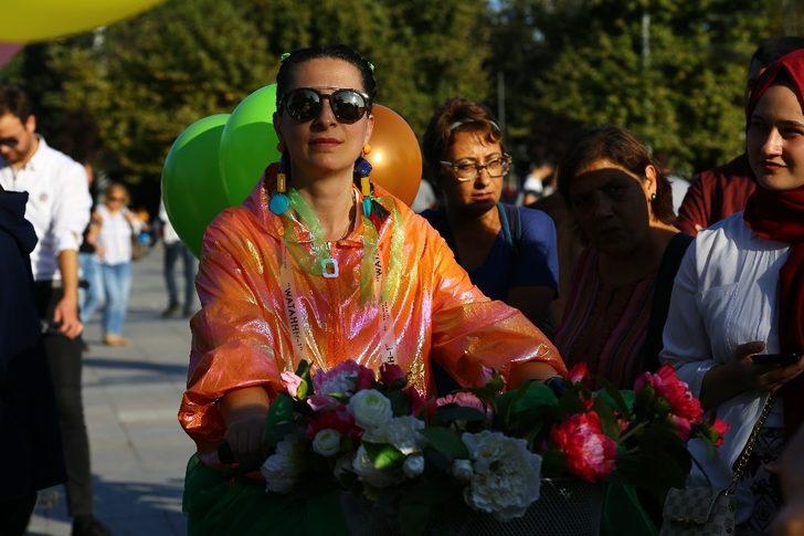 Düzce’de süslü kadınlar pedal çevirdi G4