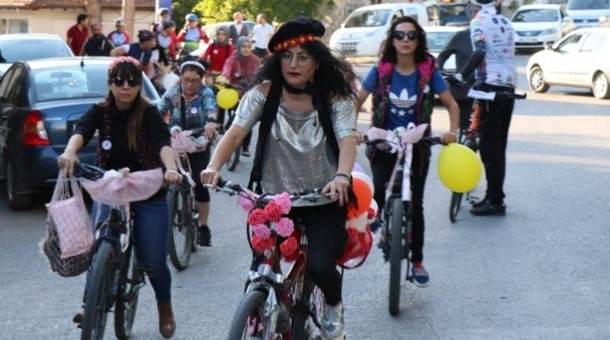 Osmanlı kenti Safranbolu’da süslü kadınlar temiz hava için pedal çevirdi