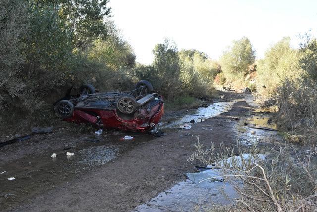 Sivas'ta otomobil dereye uçtu: 2 ölü, 6 yaralı