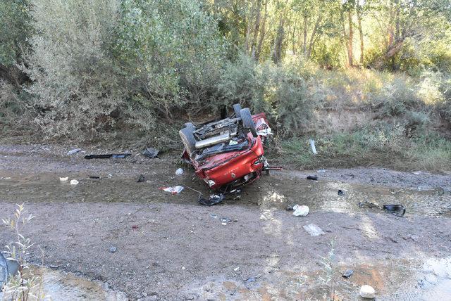 Sivas'ta otomobil dereye uçtu: 2 ölü, 6 yaralı