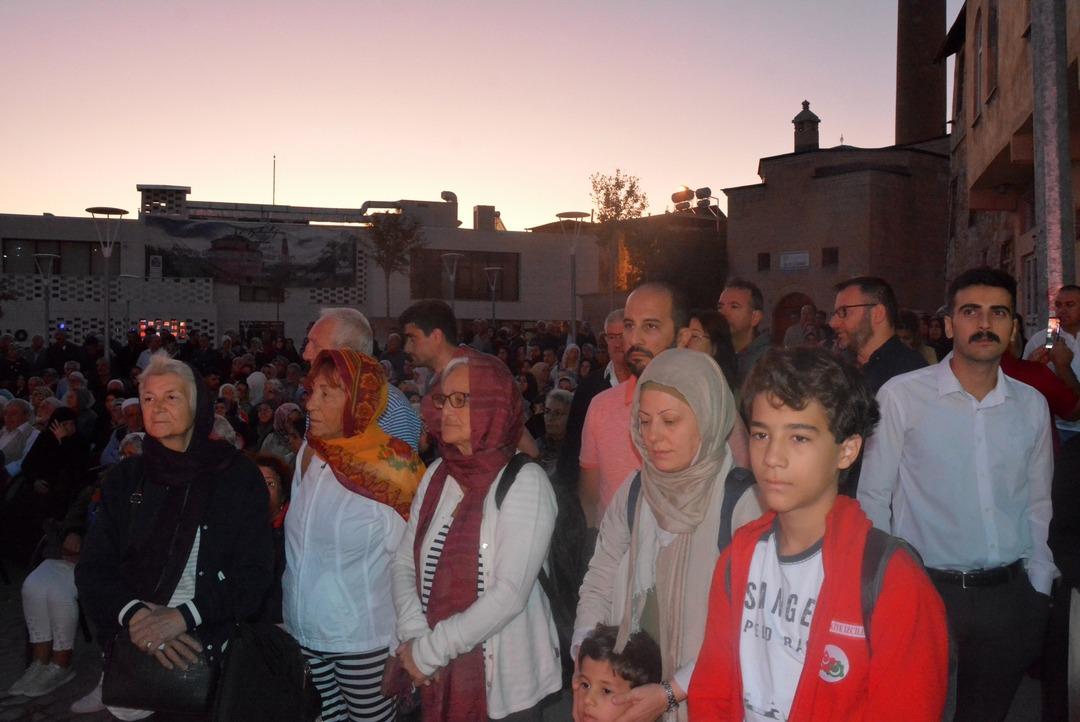 Yılda sadece 2 kez oluyor! G&ouml;rebilmek i&ccedil;in oraya akın ettiler