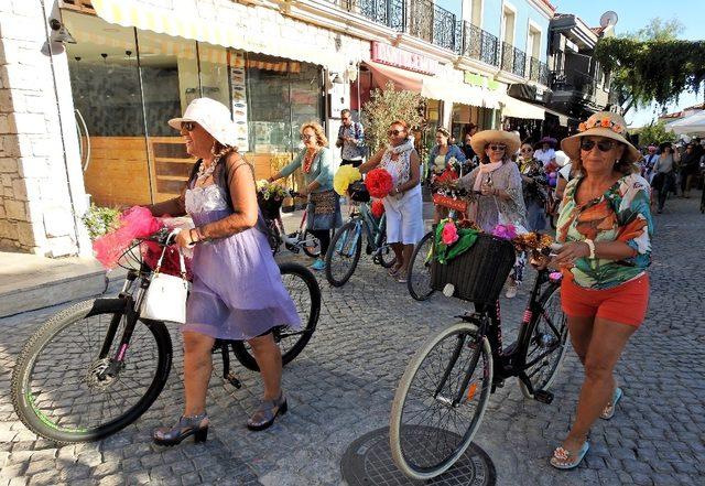 Kadınlar süslü bisikletleriyle Alaçatı’da farkındalık oluşturdu