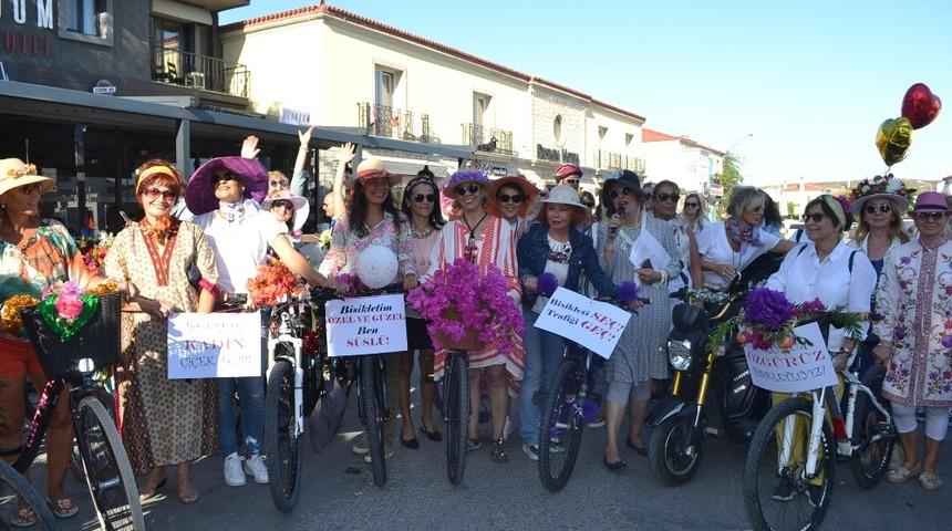 Kadınlar süslü bisikletleriyle Alaçatı’da farkındalık oluşturdu