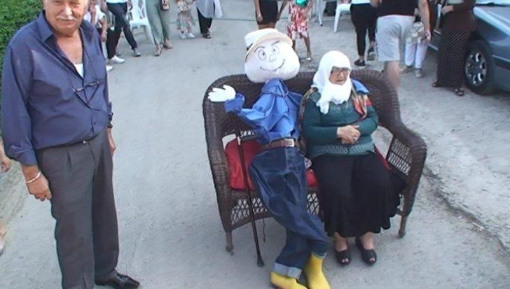 Ölen eşinin kuklasını yaptı! Yanından ayırmıyor G1