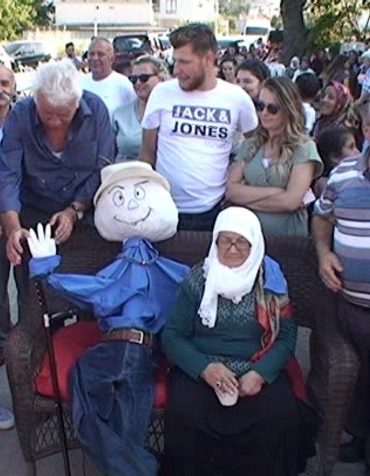 Ölen eşinin kuklasını yaptı! Yanından ayırmıyor G2