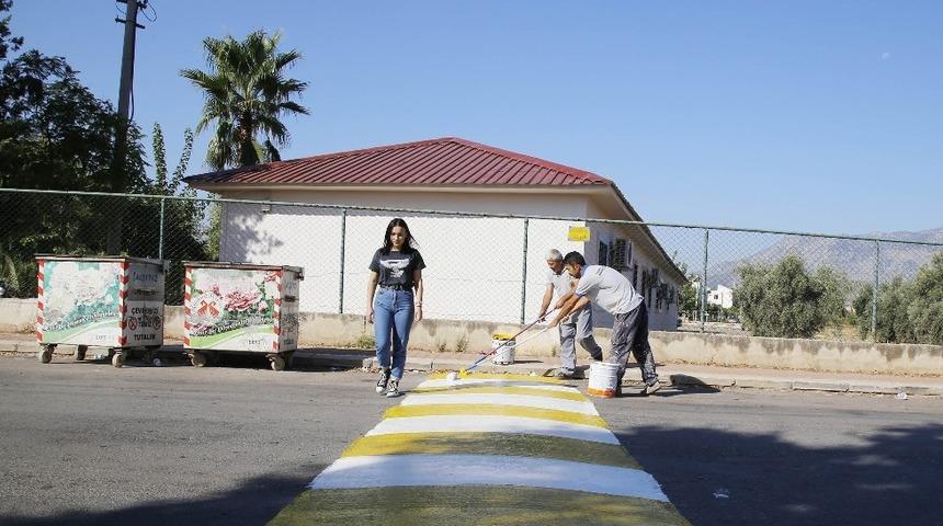 D&ouml;şemealtı Belediyesi okul &ouml;nlerindeki yaya ge&ccedil;itleri ve kasisleri boyuyor
