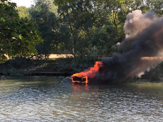 Thames Nehri’nde tekne yandı, yolcular nehre atlayarak kurtuldu