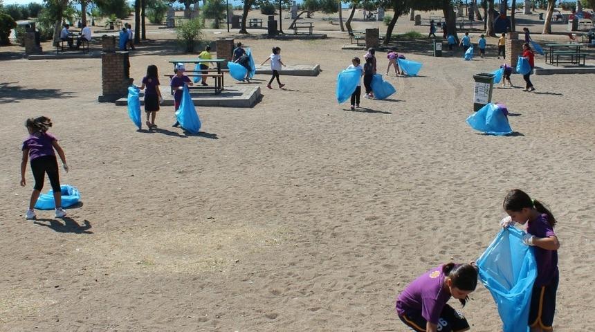 Envarlı &ouml;ğrenciler plaj temizliğinde