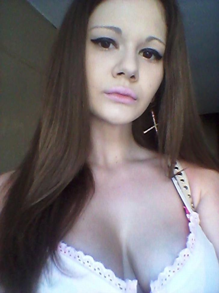 Dünyanın en büyük dudaklarına sahip olmak için yapmadığı kalmadı G2