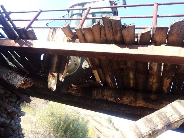 Traktör tahta köprüde asılı kaldı