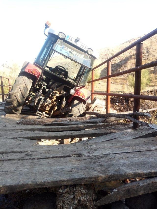 Traktör tahta köprüde asılı kaldı