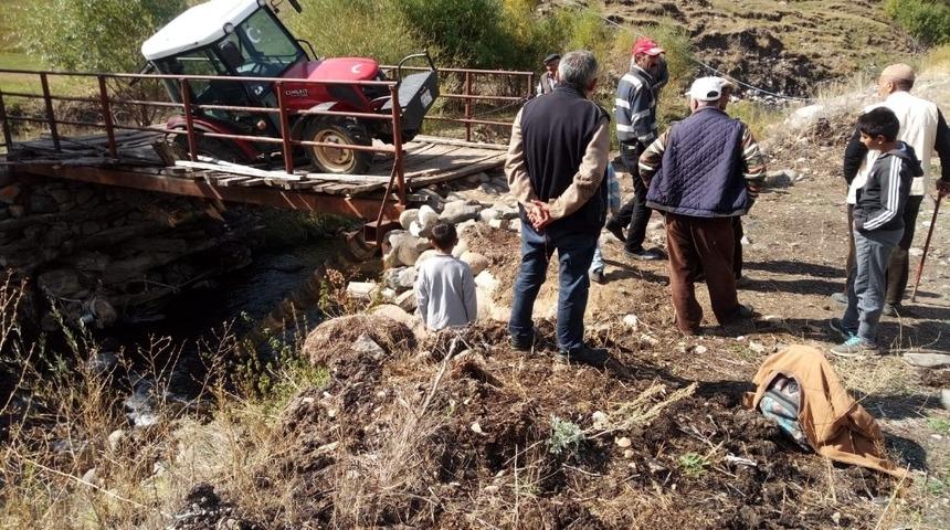 Trakt&ouml;r tahta k&ouml;pr&uuml;de asılı kaldı