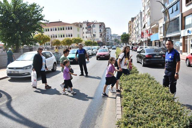 Aliağa’da zabıtalar okul önlerinde görev başında