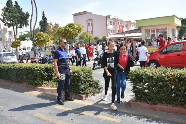 Aliağa’da zabıtalar okul önlerinde görev başında