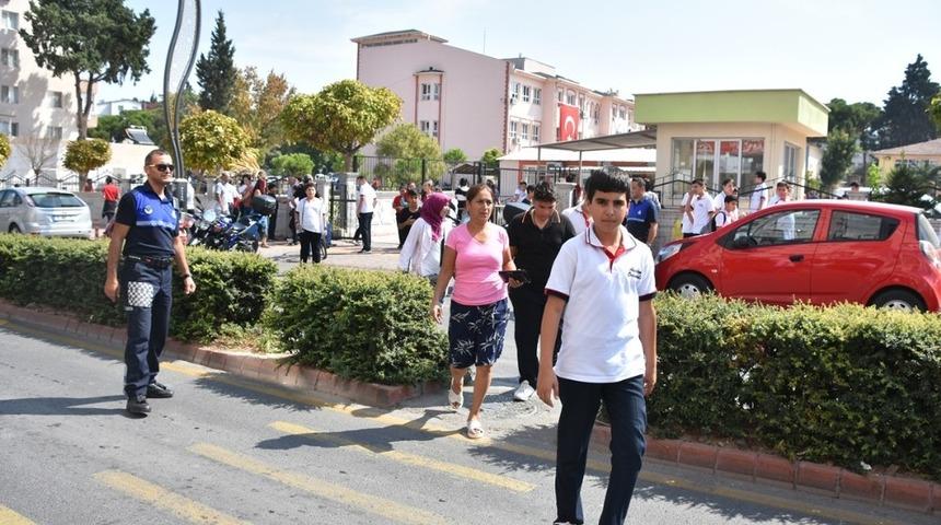 Aliağa&rsquo;da zabıtalar okul &ouml;nlerinde g&ouml;rev başında