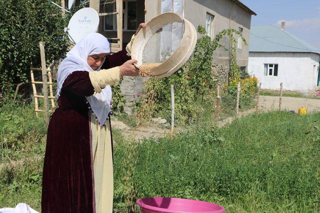 Buğdayı dedelerinden kalma taş değirmende öğütüyorlar