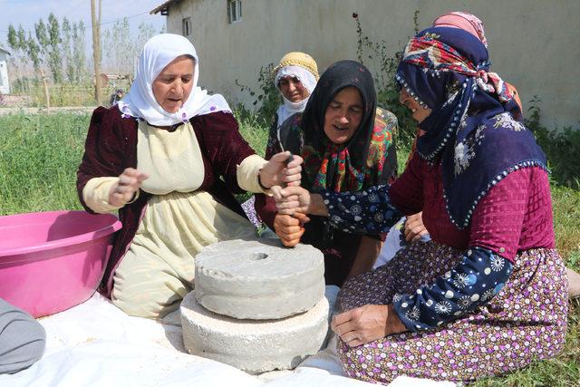 Buğdayı dedelerinden kalma taş değirmende öğütüyorlar