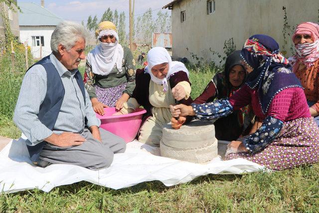 Buğdayı dedelerinden kalma taş değirmende öğütüyorlar