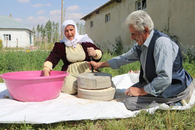 Buğdayı dedelerinden kalma taş değirmende öğütüyorlar