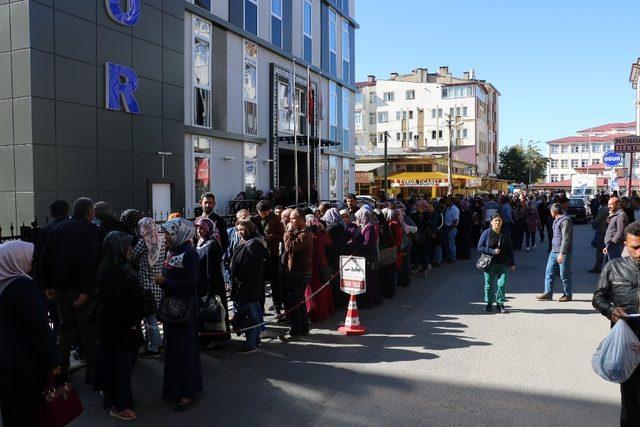 İş arayanların oluşturduğu kuyruk sokağa sığmadı