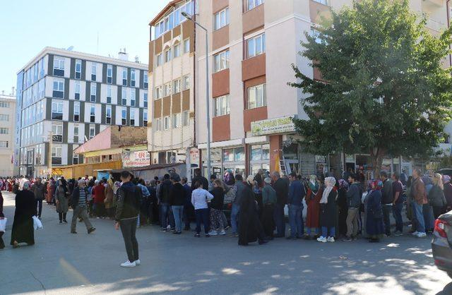 İş arayanların oluşturduğu kuyruk sokağa sığmadı