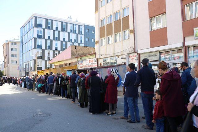 İş arayanların oluşturduğu kuyruk sokağa sığmadı