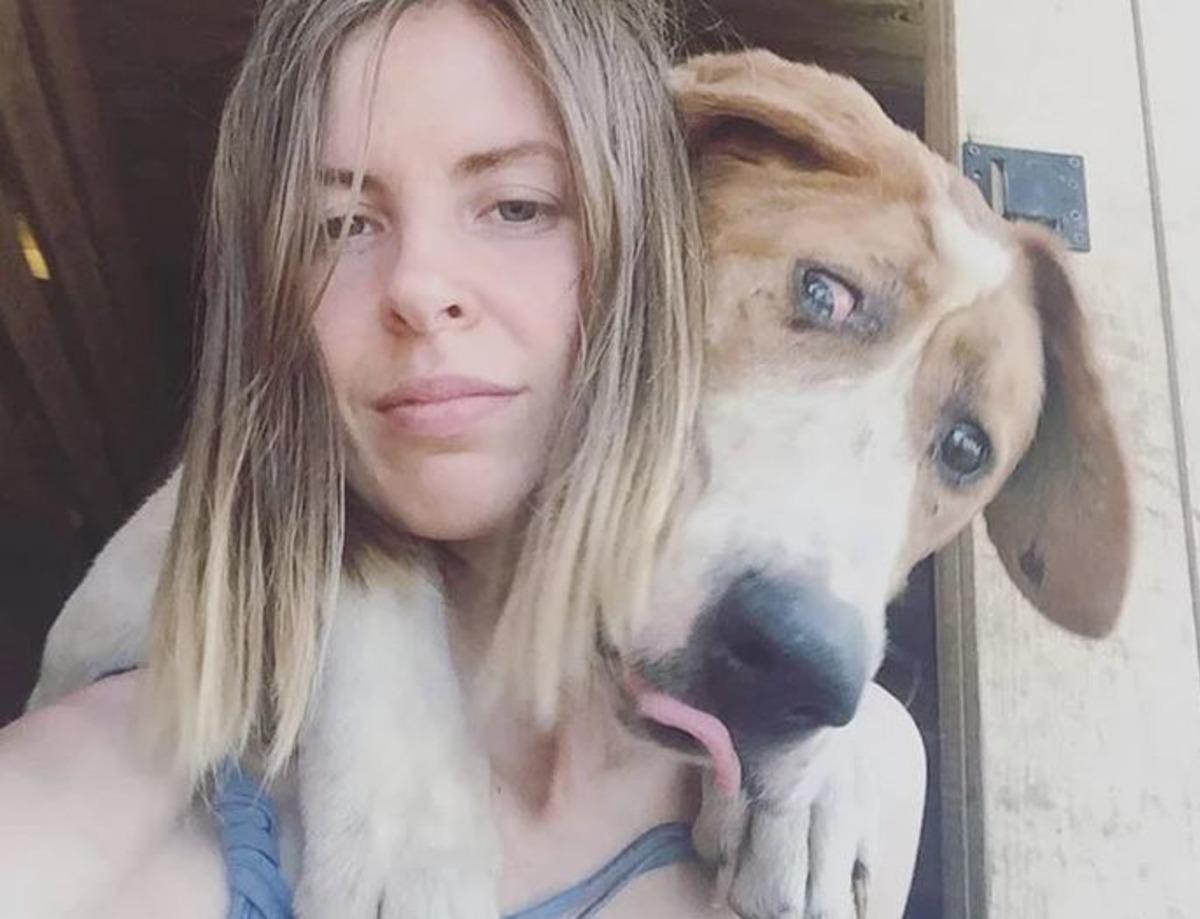 T&uuml;m kariyerini bir kenara atıp 100 k&ouml;pekle ormana yerleşti!