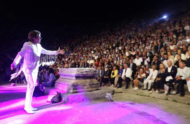 Zeki Müren'i anma konserine yoğun ilgi